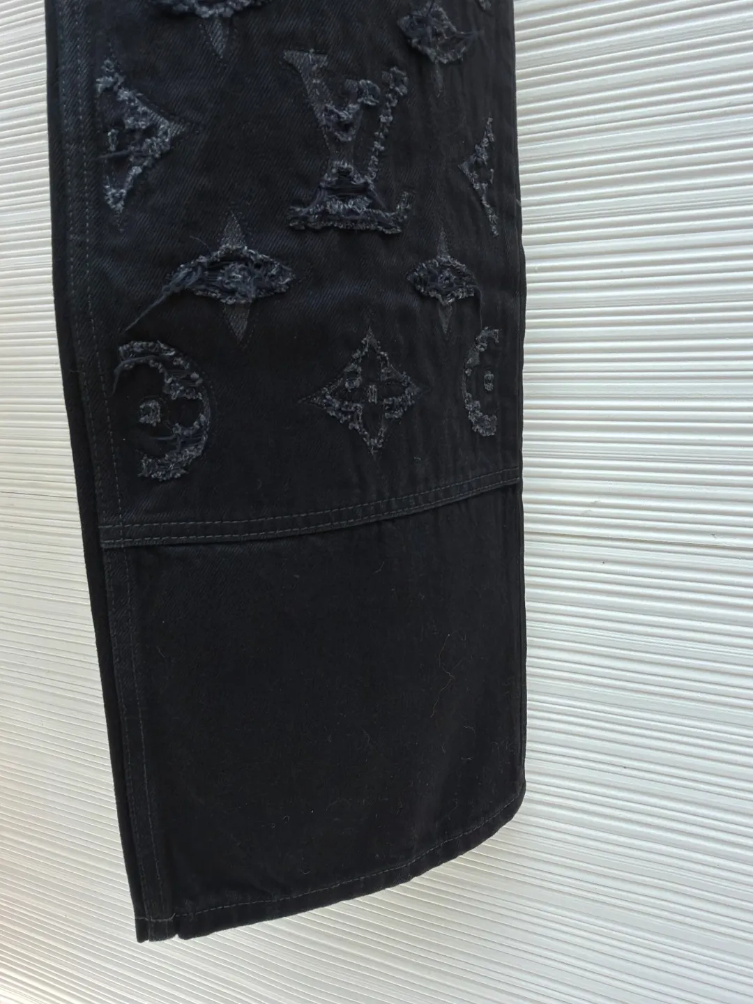 LOUIS VUITTON washed ripped jeans ●Authentic product: Purchased and developed by 18181 ●Item number: 1682310-B55 ●Material: pure cotton premium denim ●Technology: laser burning ●Version: fitted version ●Weight: about 960 grams ●Size: 30-32-34-36 ●Description: This destroyed detail is really cool. This washed denim truck elevates a classic silhouette with contrasting Monogram detailing front and rear, crafted with an edgy tear effect. This mid-season item is effortlessly layered and can be matched with other accessories to present a trendy style. The overall routing is straight and delicate, the fabric is comfortable and soft, and the color is consistent without any color difference. It can be matched with the same style to create a fashionable look, and can be used in various occasions. Customized accessories, complete with three standards, the same style for men and women!